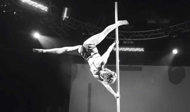 Pole dance, donne che ballano attorno a un palo: Ma non  erotismo